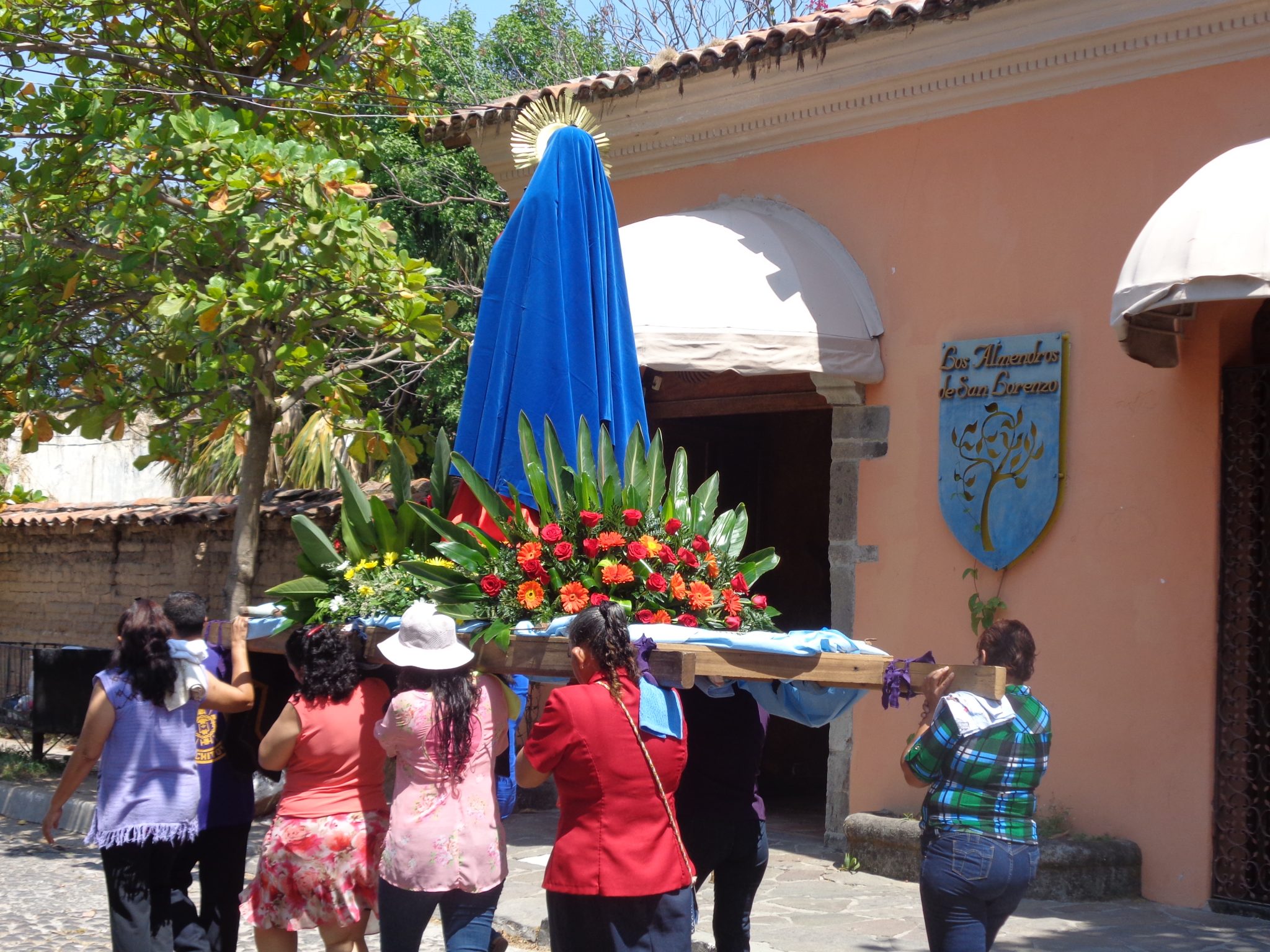 El Salvador-santa-festival